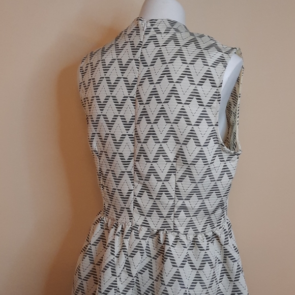 Freeway Sleeveless Dress - Picture 4 of 7